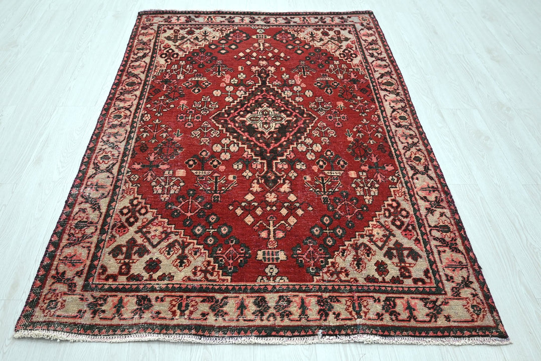 red Accent rug 4' 0" x 6' 3"
