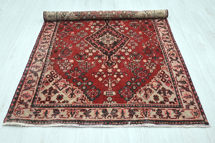red Accent rug 4' 0" x 6' 3"
