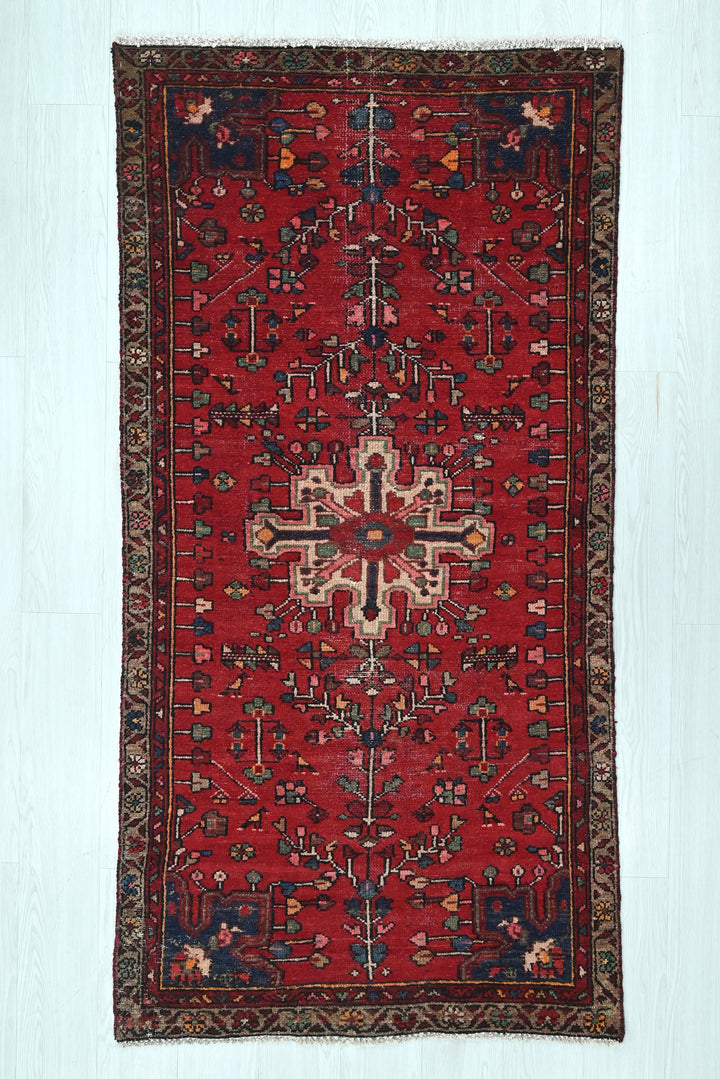 red Accent rug 3' 1" x 5' 10"