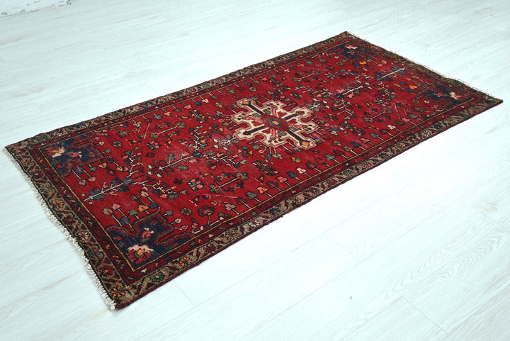 red Accent rug 3' 1" x 5' 10"