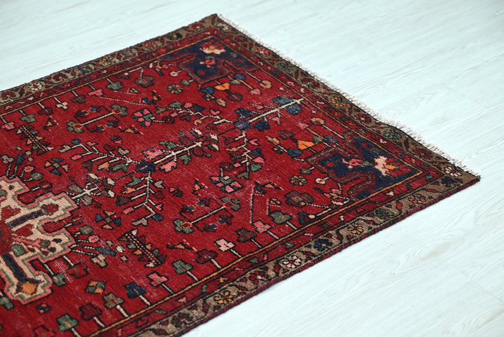 red Accent rug 3' 1" x 5' 10"
