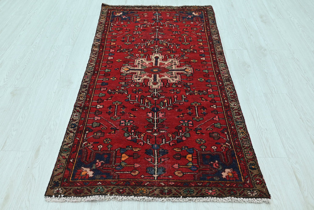 red Accent rug 3' 1" x 5' 10"