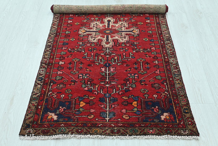 red Accent rug 3' 1" x 5' 10"