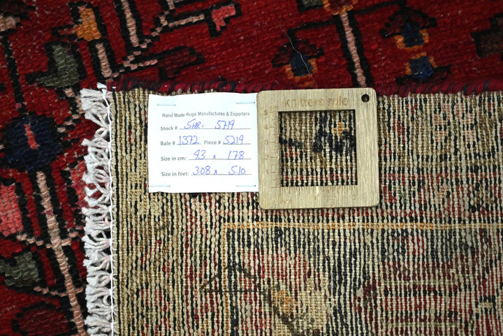 red Accent rug 3' 1" x 5' 10"