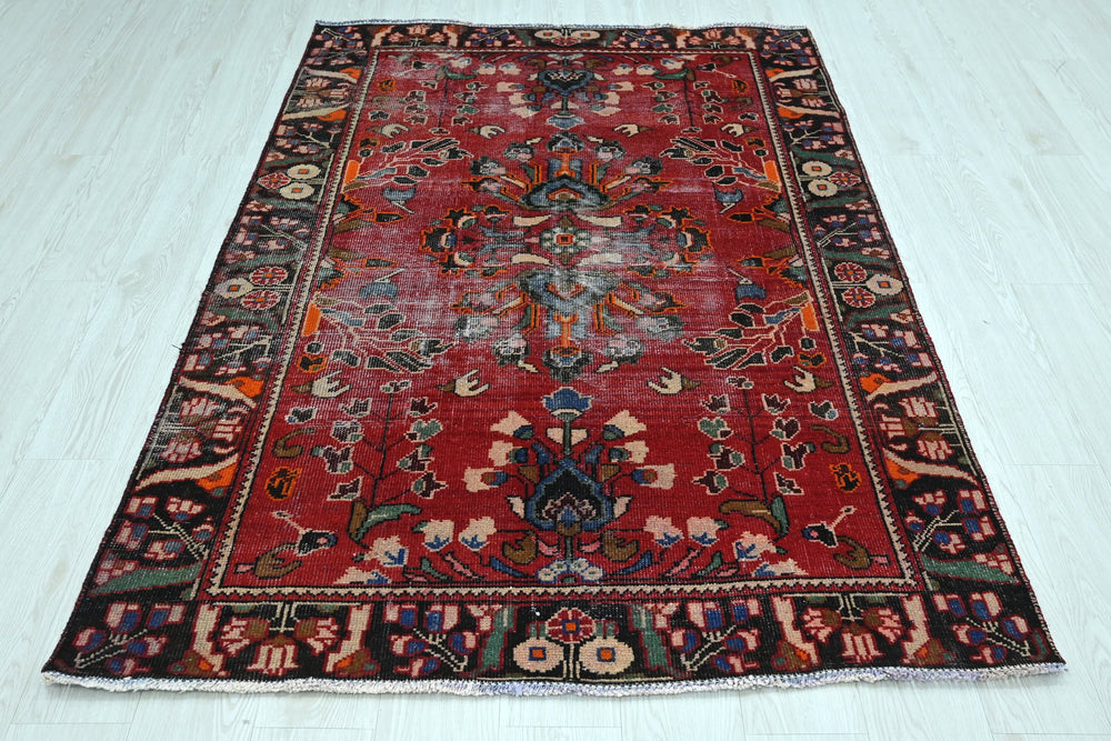 red Accent rug 4' 3" x 6' 4"