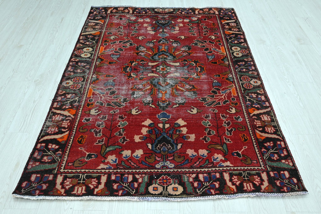 red Accent rug 4' 3" x 6' 4"