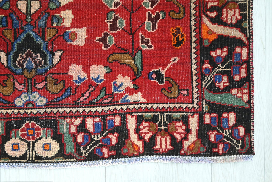 red Accent rug 4' 3" x 6' 4"