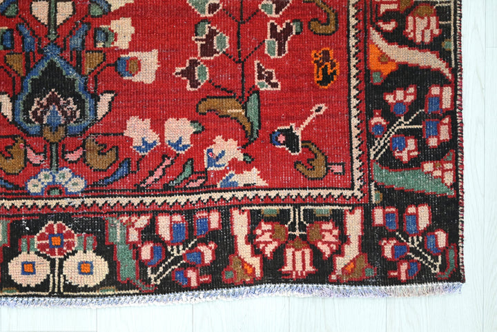 red Accent rug 4' 3" x 6' 4"