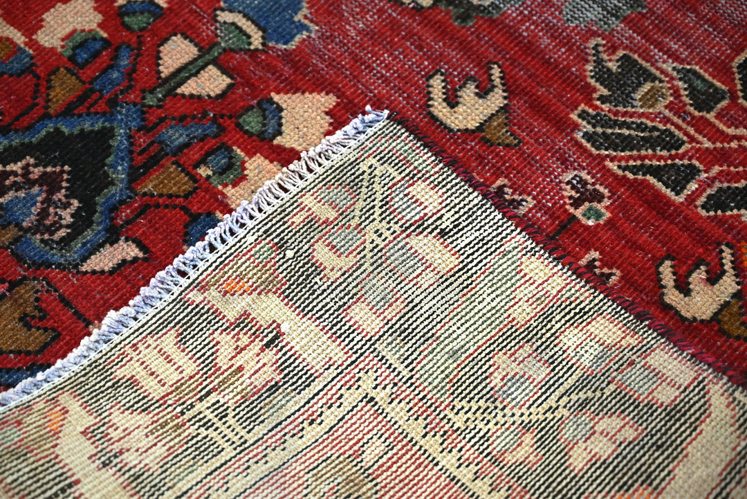 red Accent rug 4' 3" x 6' 4"