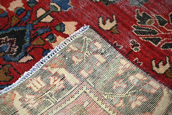 red Accent rug 4' 3" x 6' 4"