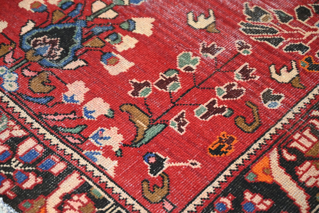 red Accent rug 4' 3" x 6' 4"
