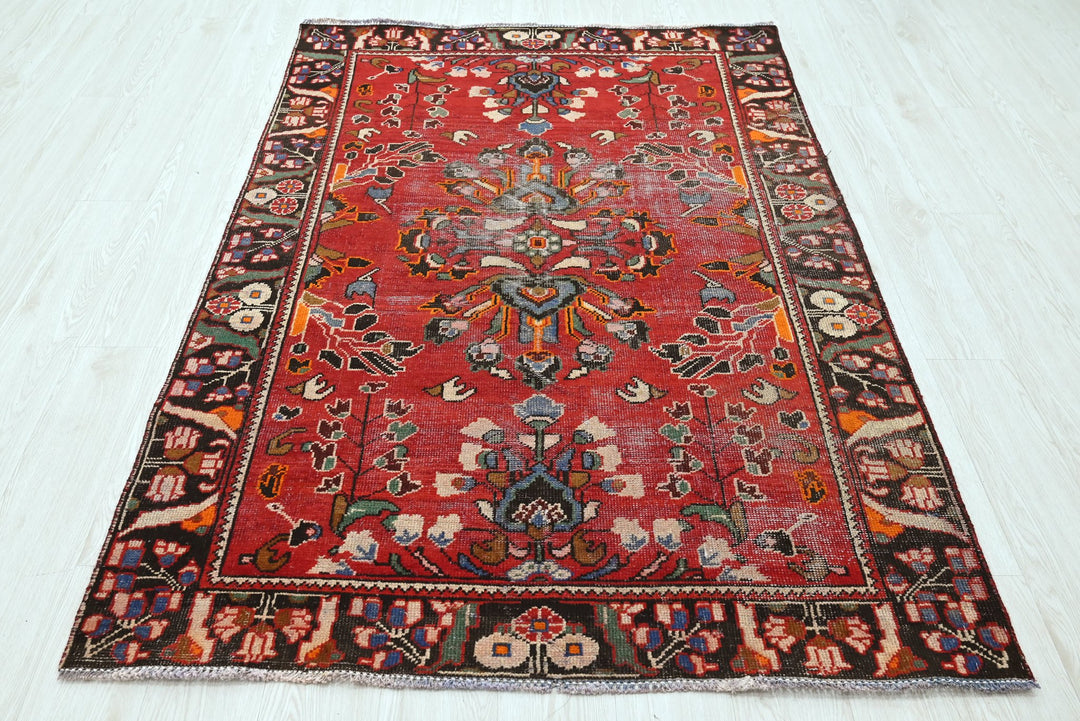 red Accent rug 4' 3" x 6' 4"