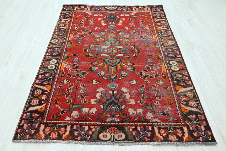 red Accent rug 4' 3" x 6' 4"