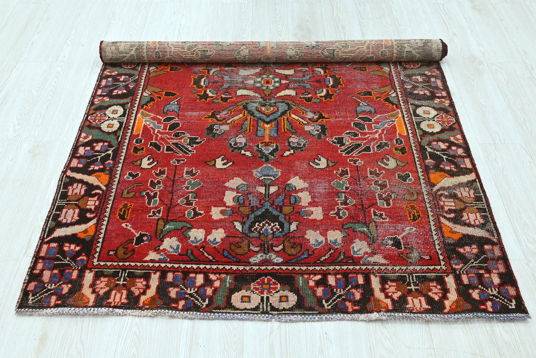 red Accent rug 4' 3" x 6' 4"