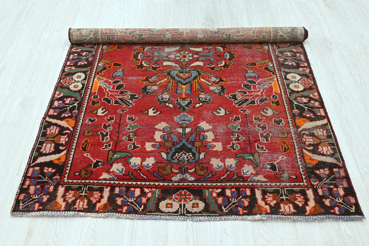 red Accent rug 4' 3" x 6' 4"