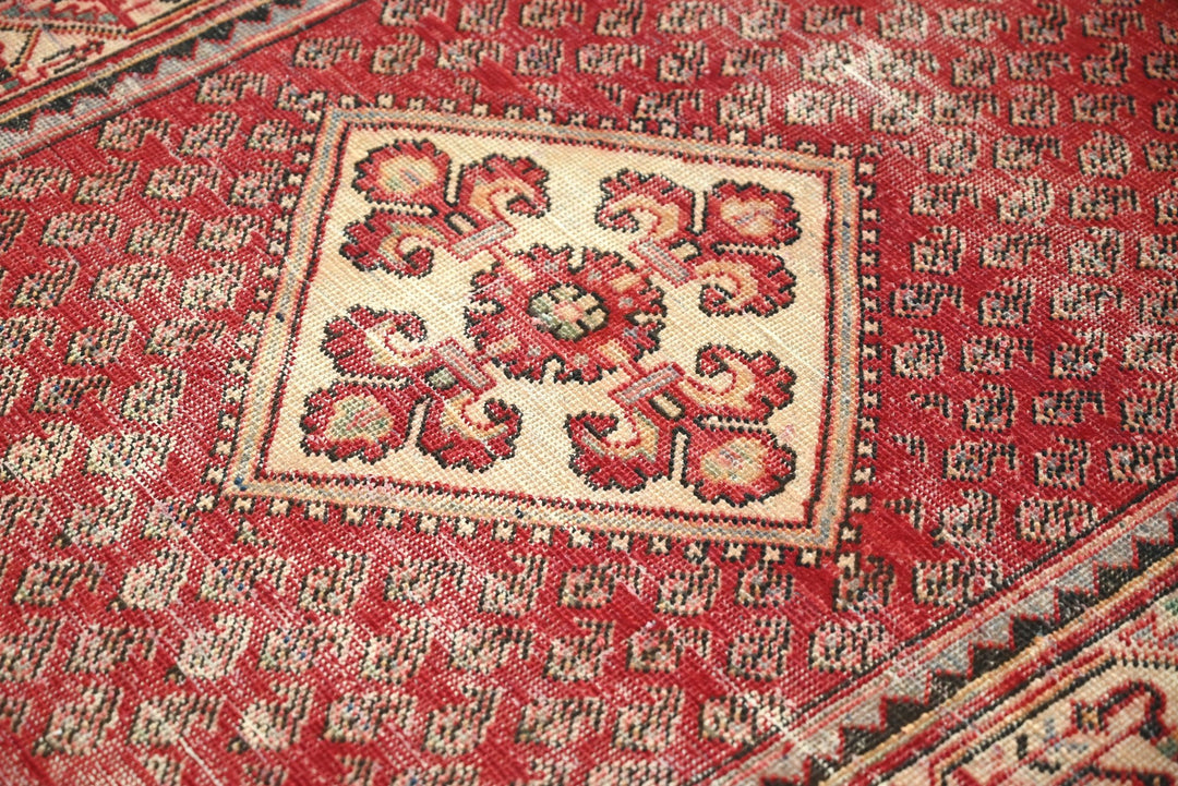 red Accent rug 3' 2" x 4' 6"