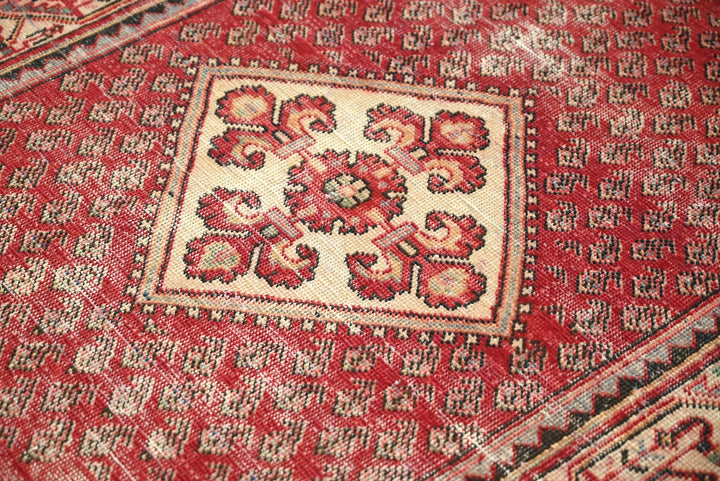 red Accent rug 3' 2" x 4' 6"