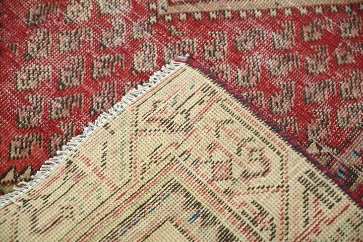 red Accent rug 3' 2" x 4' 6"