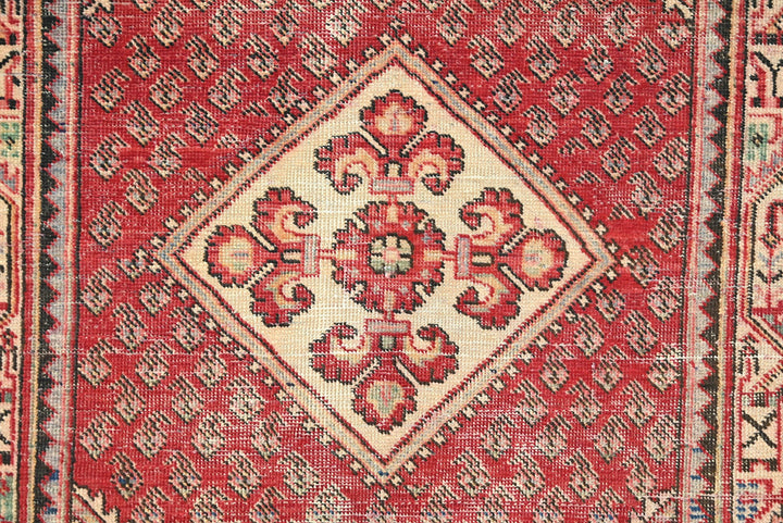 red Accent rug 3' 2" x 4' 6"
