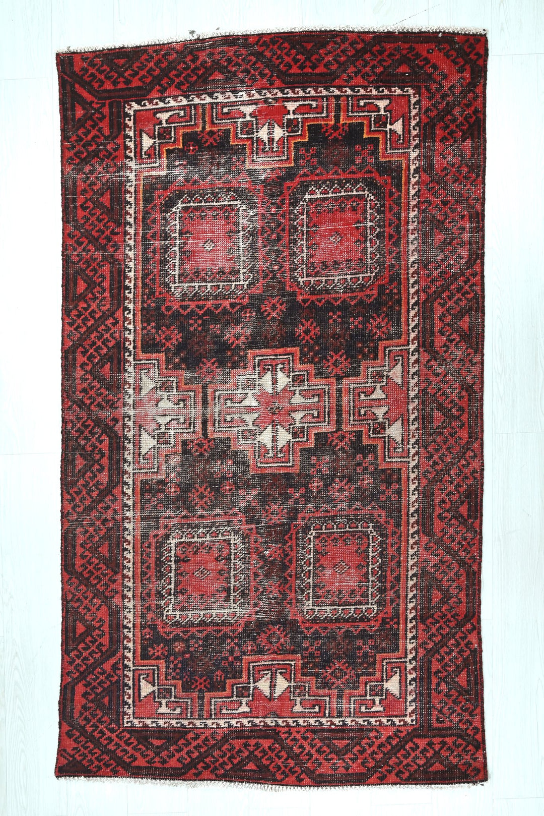 red Accent rug 3' 5" x 6' 1"