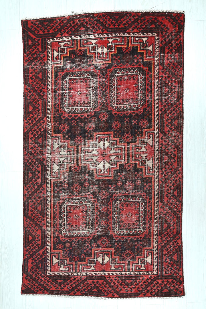 red Accent rug 3' 5" x 6' 1"