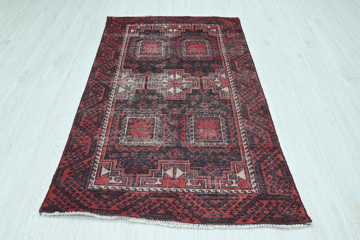 red Accent rug 3' 5" x 6' 1"