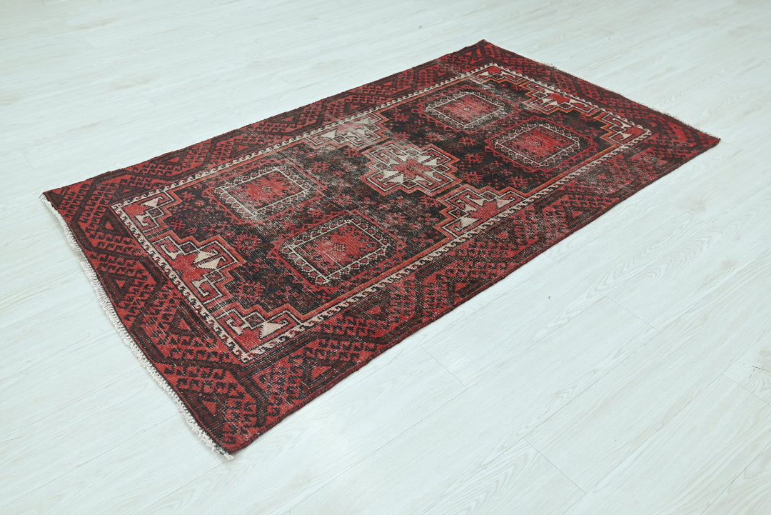 red Accent rug 3' 5" x 6' 1"