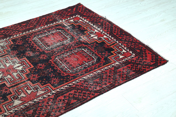 red Accent rug 3' 5" x 6' 1"