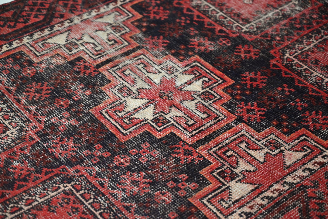 red Accent rug 3' 5" x 6' 1"