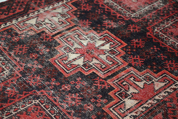 red Accent rug 3' 5" x 6' 1"
