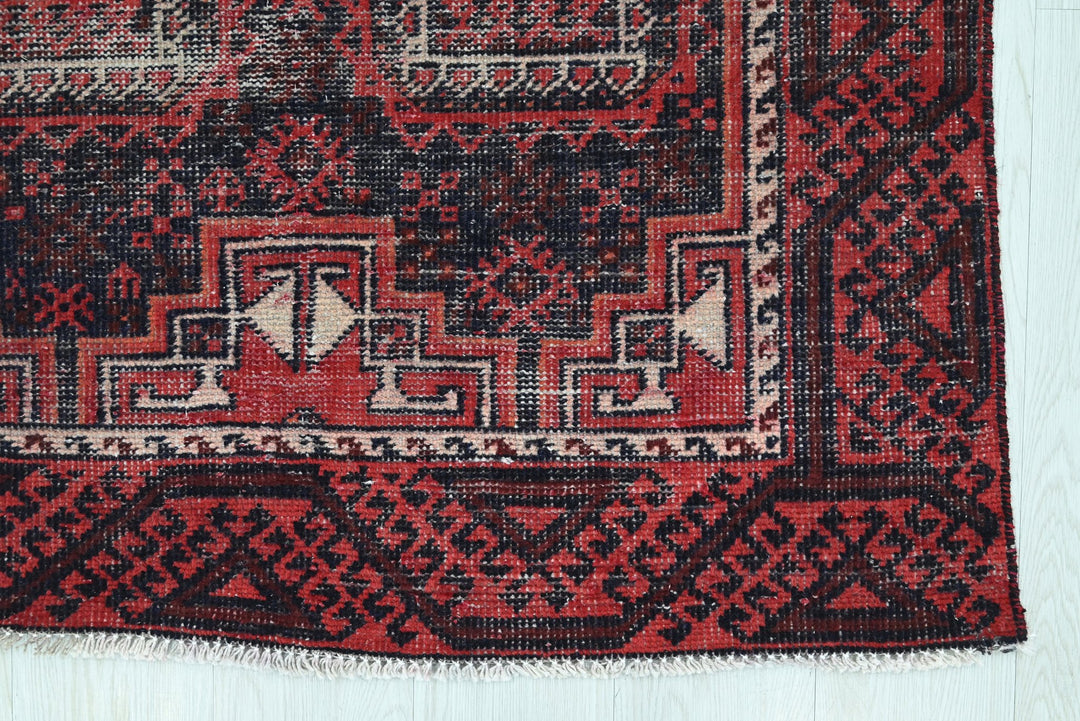 red Accent rug 3' 5" x 6' 1"