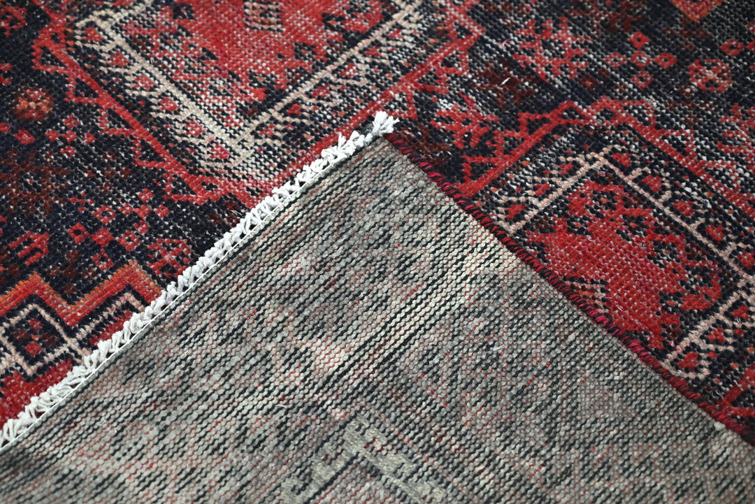 red Accent rug 3' 5" x 6' 1"