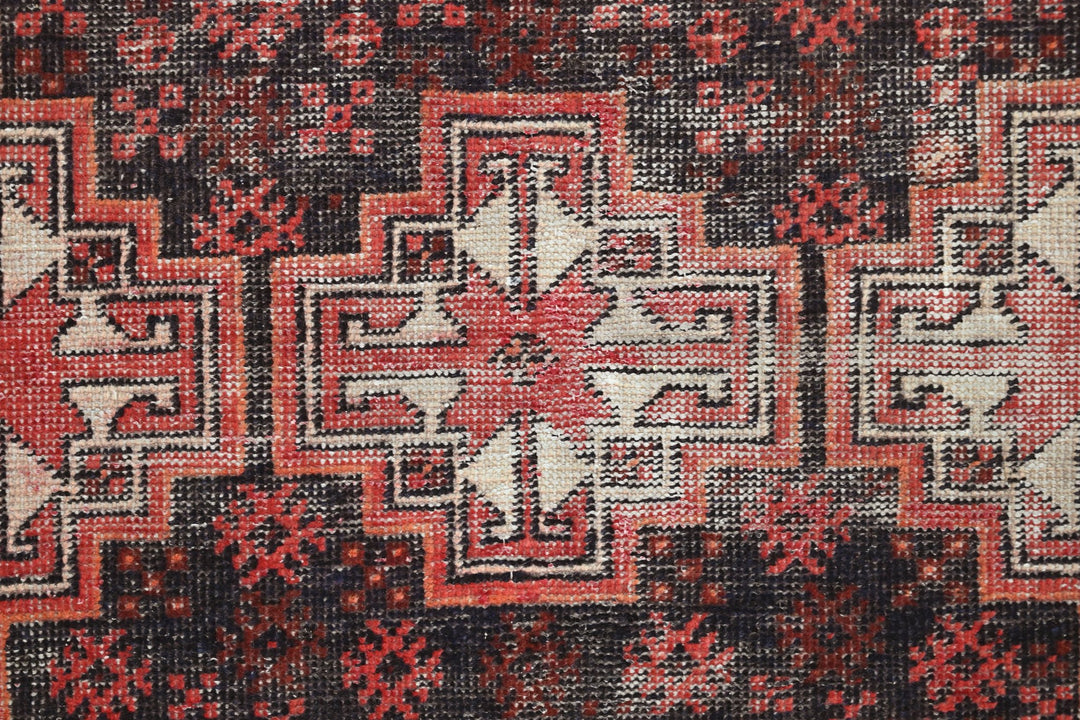 red Accent rug 3' 5" x 6' 1"
