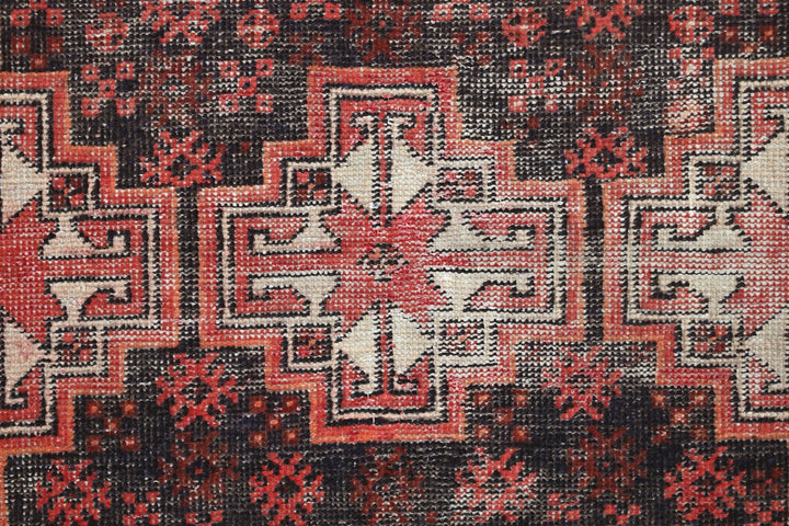 red Accent rug 3' 5" x 6' 1"