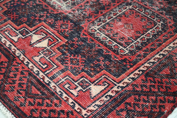 red Accent rug 3' 5" x 6' 1"