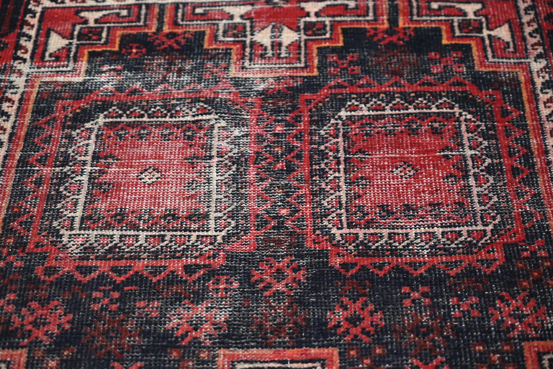 red Accent rug 3' 5" x 6' 1"