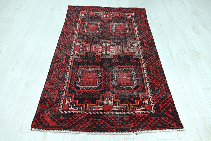 red Accent rug 3' 5" x 6' 1"