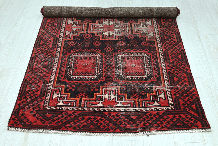 red Accent rug 3' 5" x 6' 1"