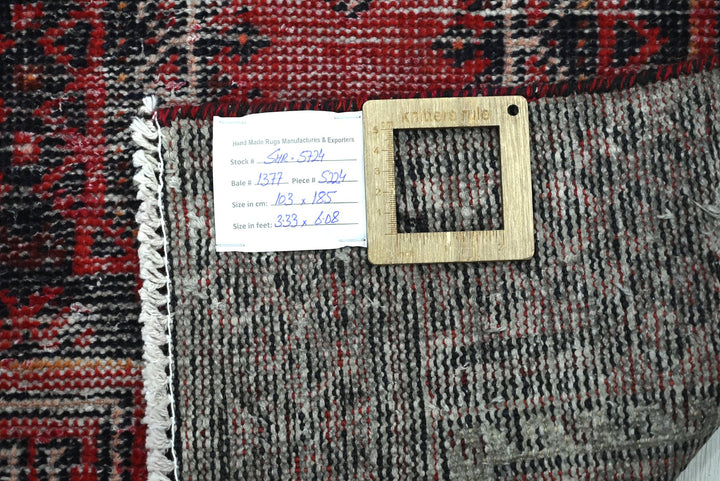 red Accent rug 3' 5" x 6' 1"