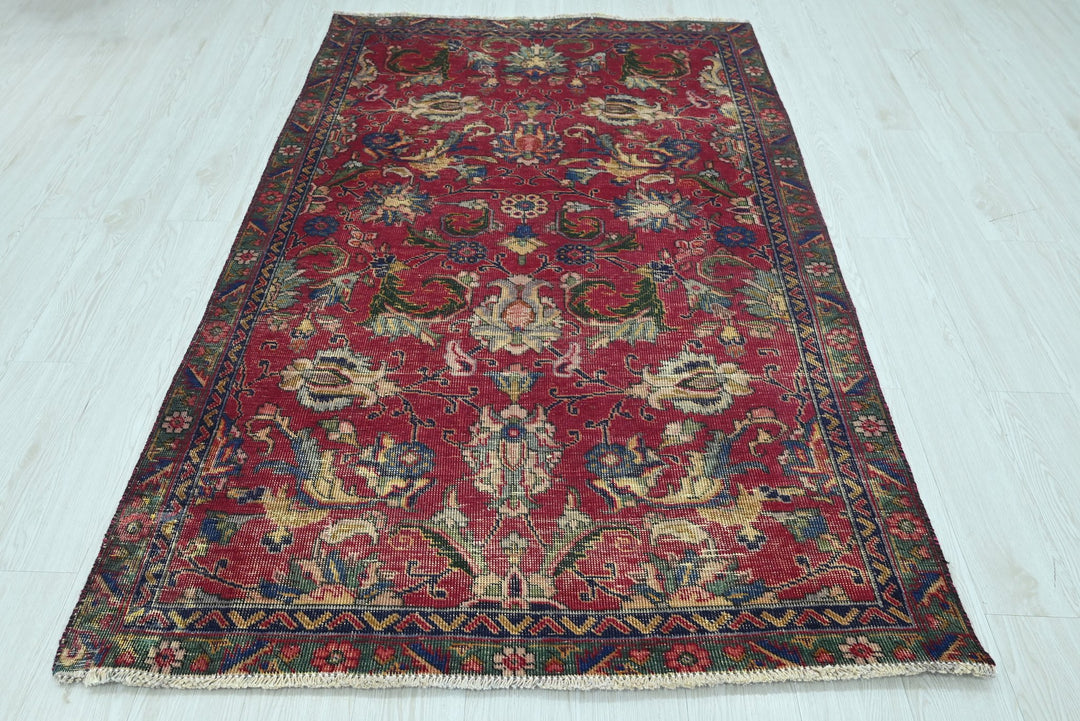 red Medium rug 4' 3" x 6' 11"