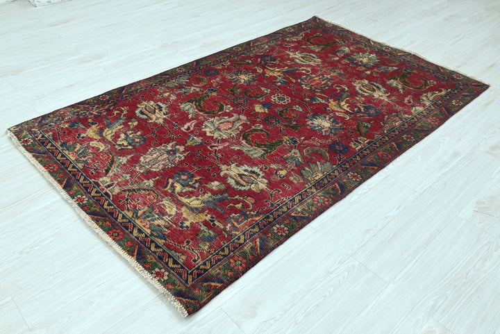 red Medium rug 4' 3" x 6' 11"