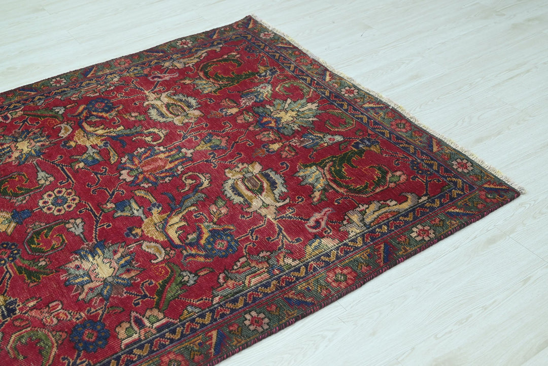 red Medium rug 4' 3" x 6' 11"