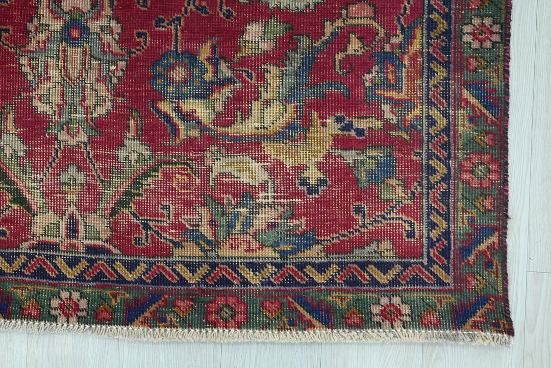 red Medium rug 4' 3" x 6' 11"