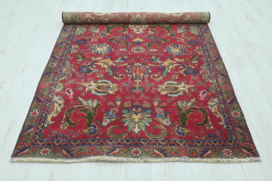 red Medium rug 4' 3" x 6' 11"