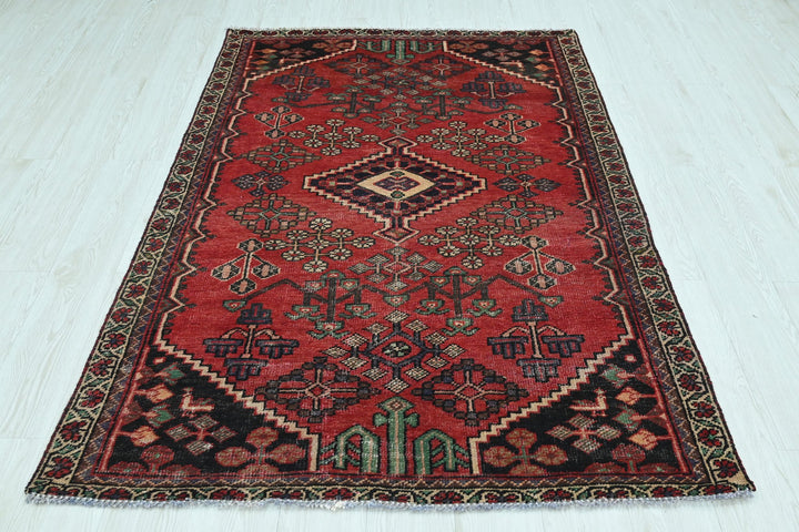 red Accent rug 4' 1" x 6' 1"