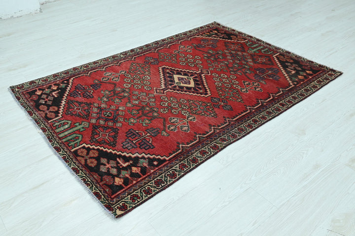 red Accent rug 4' 1" x 6' 1"