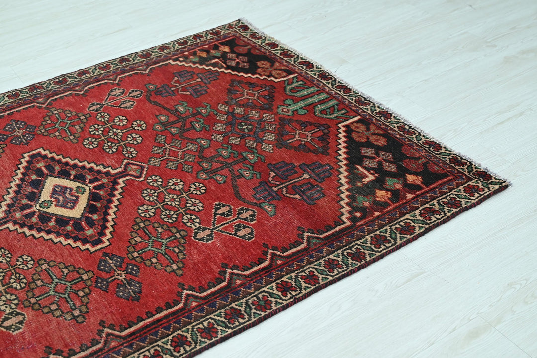 red Accent rug 4' 1" x 6' 1"