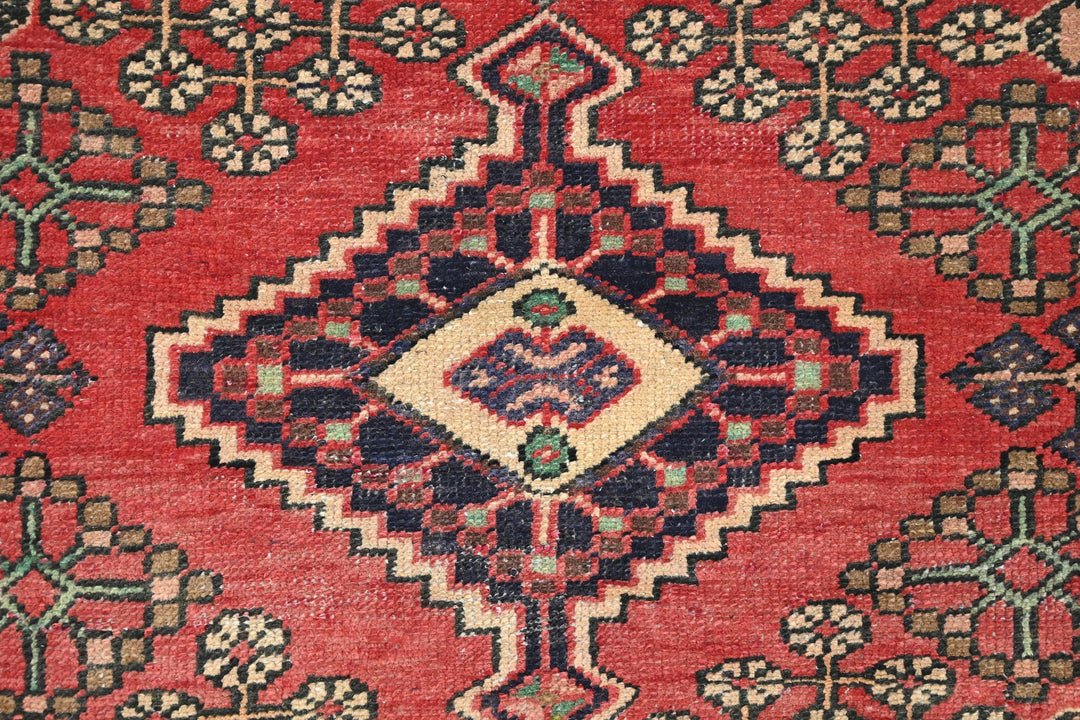 red Accent rug 4' 1" x 6' 1"