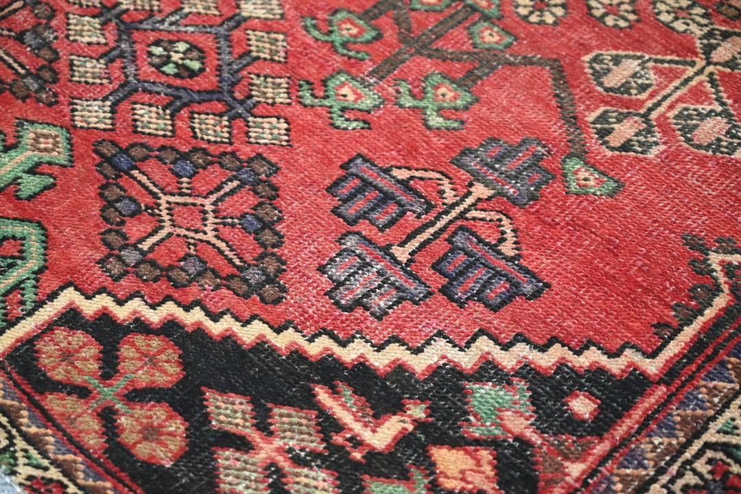 red Accent rug 4' 1" x 6' 1"
