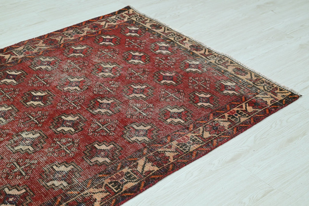 red Accent rug 3' 8" x 5' 8"